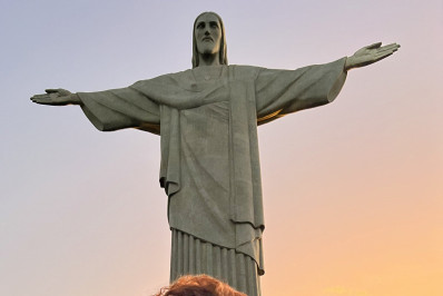 Domitila Barros visita Cristo Redentor e diverte fãs com erro em legenda