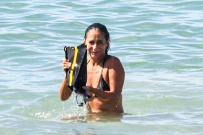 Andréa Beltrão exibe curvas bronzeadas em dia de praia no Rio