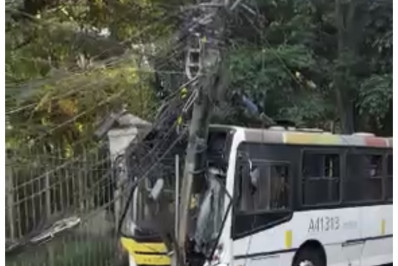 Ônibus bate em poste na Zona Sul e causa transtorno no trânsito local