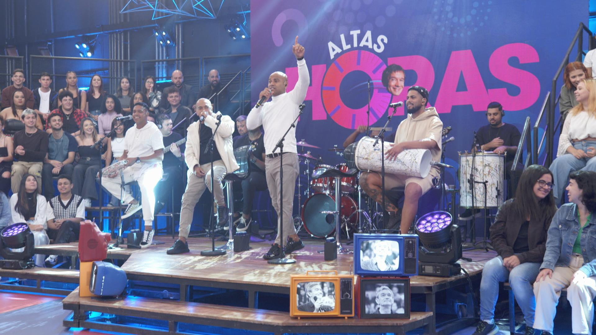 Os Mulekes no palco do 'Altas Horas' - Reprodução/Globo