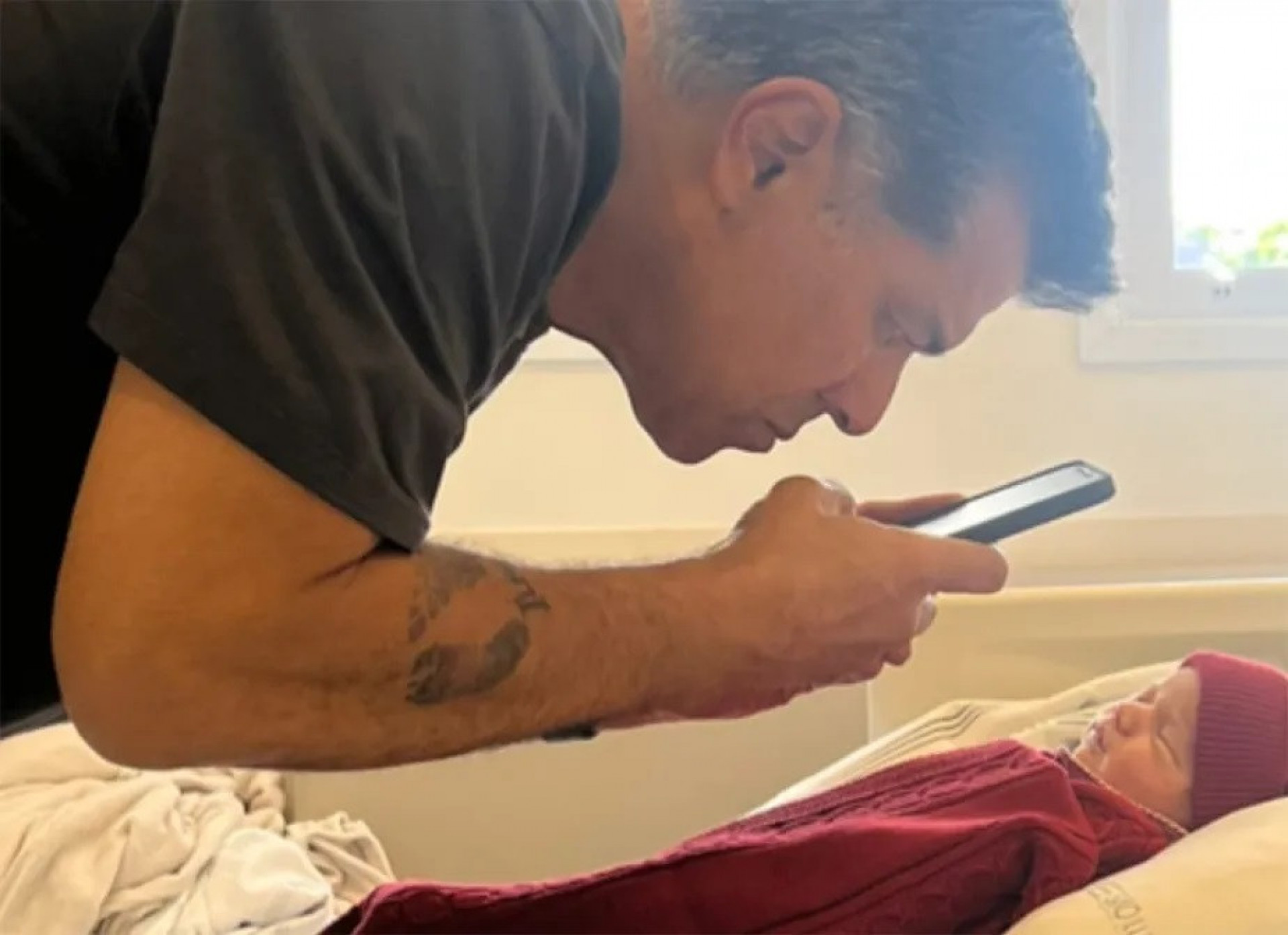 Maurício Mattar fotografa o neto, Makai - Reprodução / Instagram