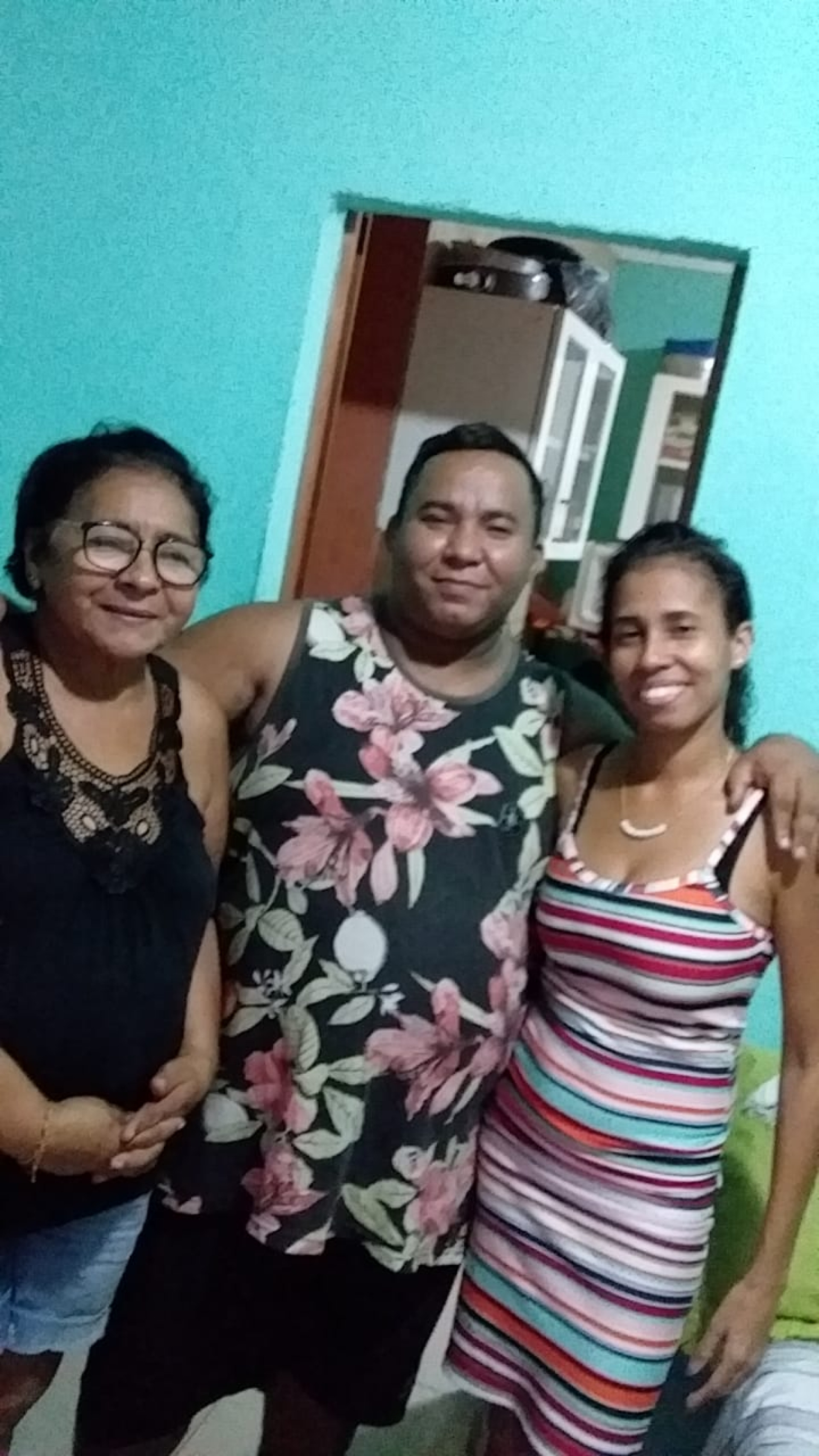 &Agrave; esquerda, dona Isis Maria, ao centro Jorge Luiz e &agrave; direita sua esposa