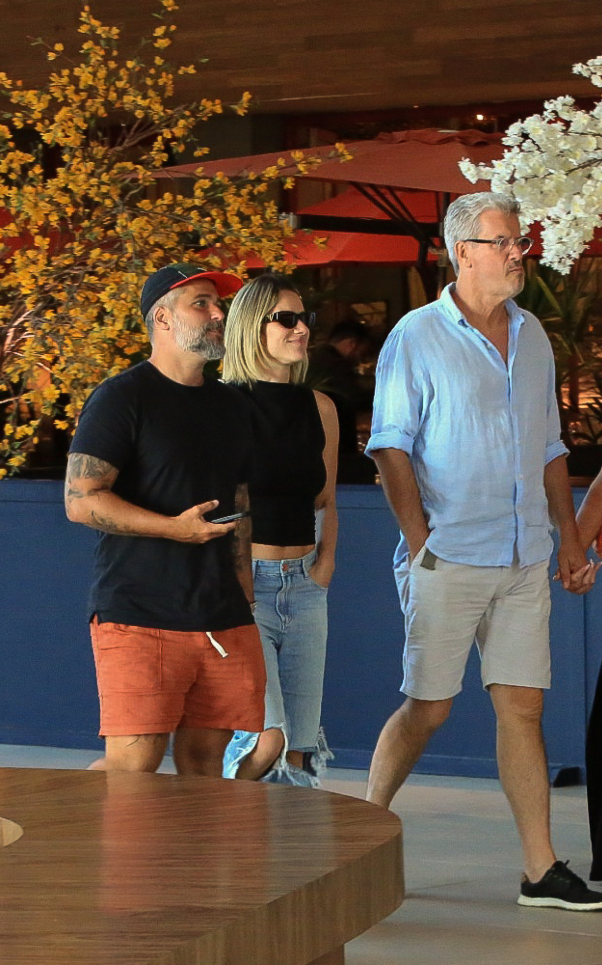 Bruno Gagliasso e Giovanna Ewbank almoçaram com os pais da apresentadora 