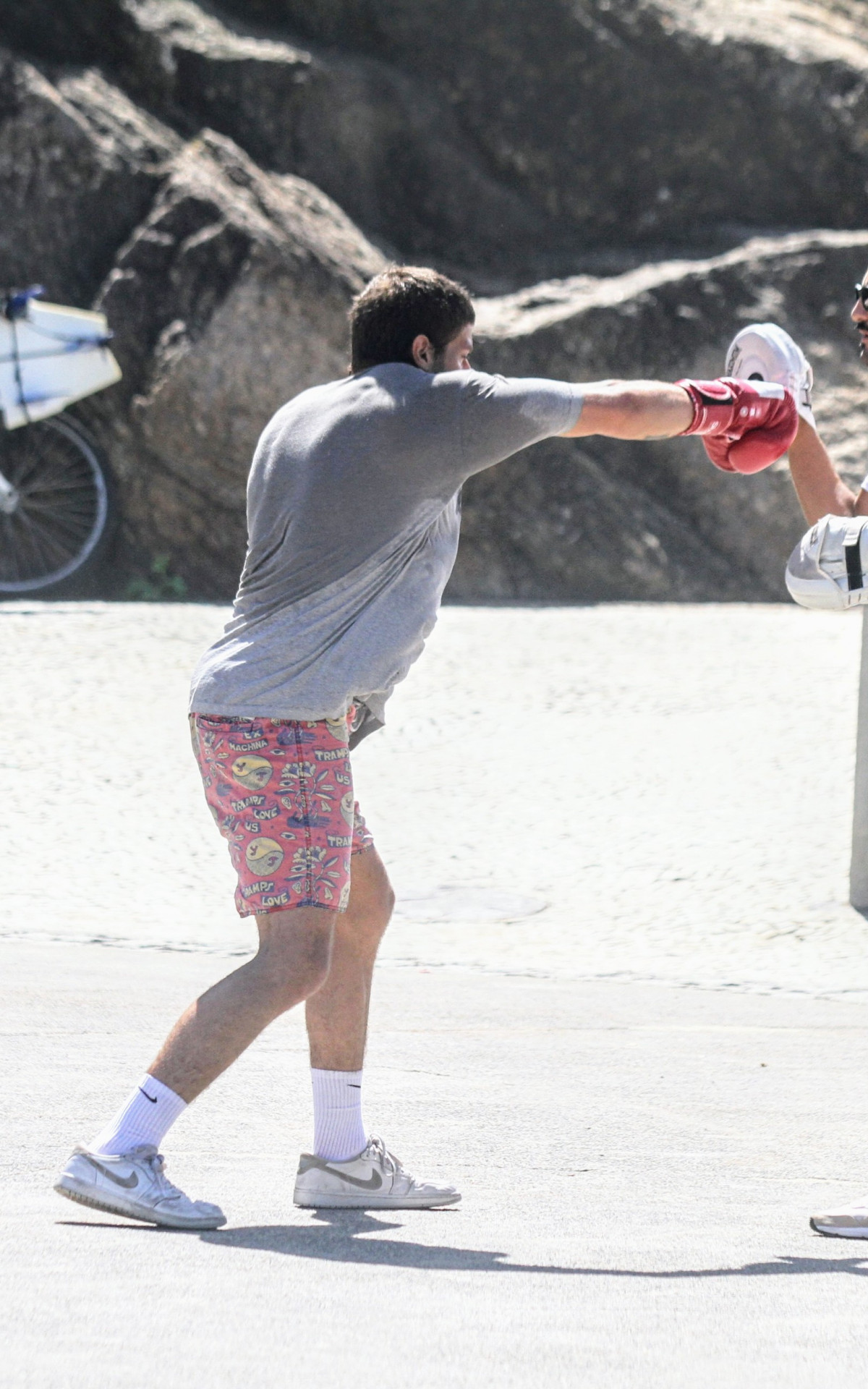 Chay Suede treina boxe com professor em Ipanema