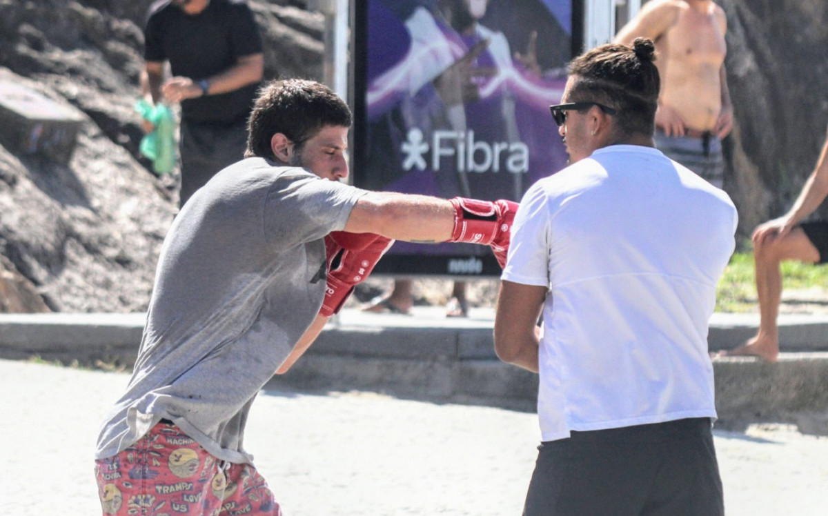 Chay Suede treina boxe com professor em Ipanema - Dan Delmiro /AgNews