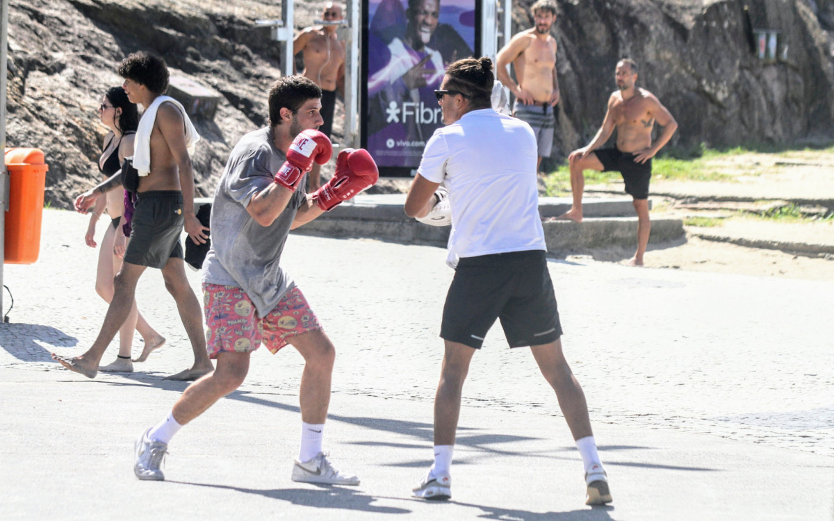 Chay Suede treina boxe com professor em Ipanema