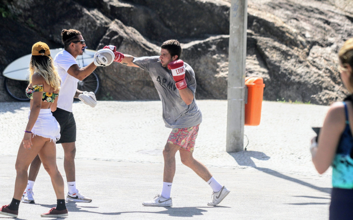 Chay Suede treina boxe com professor em Ipanema