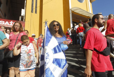 Selminha Sorriso leva manto da Beija-Flor para missa de São Jorge, em Quintino