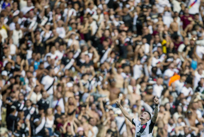 Gabriel Pec celebra gol e lamenta relaxamento do Vasco: 'Não conseguimos segurar'
