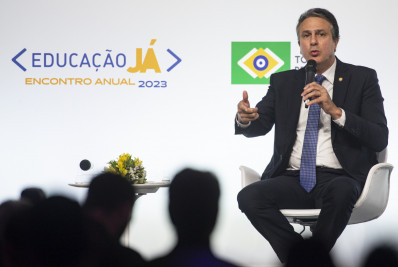 Fim de escolas cívico-militares é questão pedagógica, diz ministro da Educação