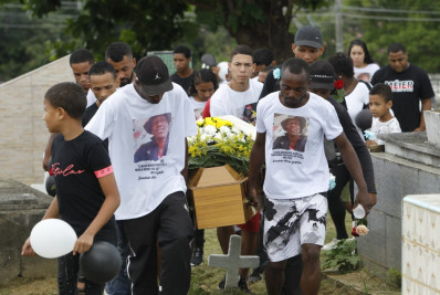 Pedidos por justiça marcam enterro de jovem morto por PM: 'Policial totalmente despreparado'