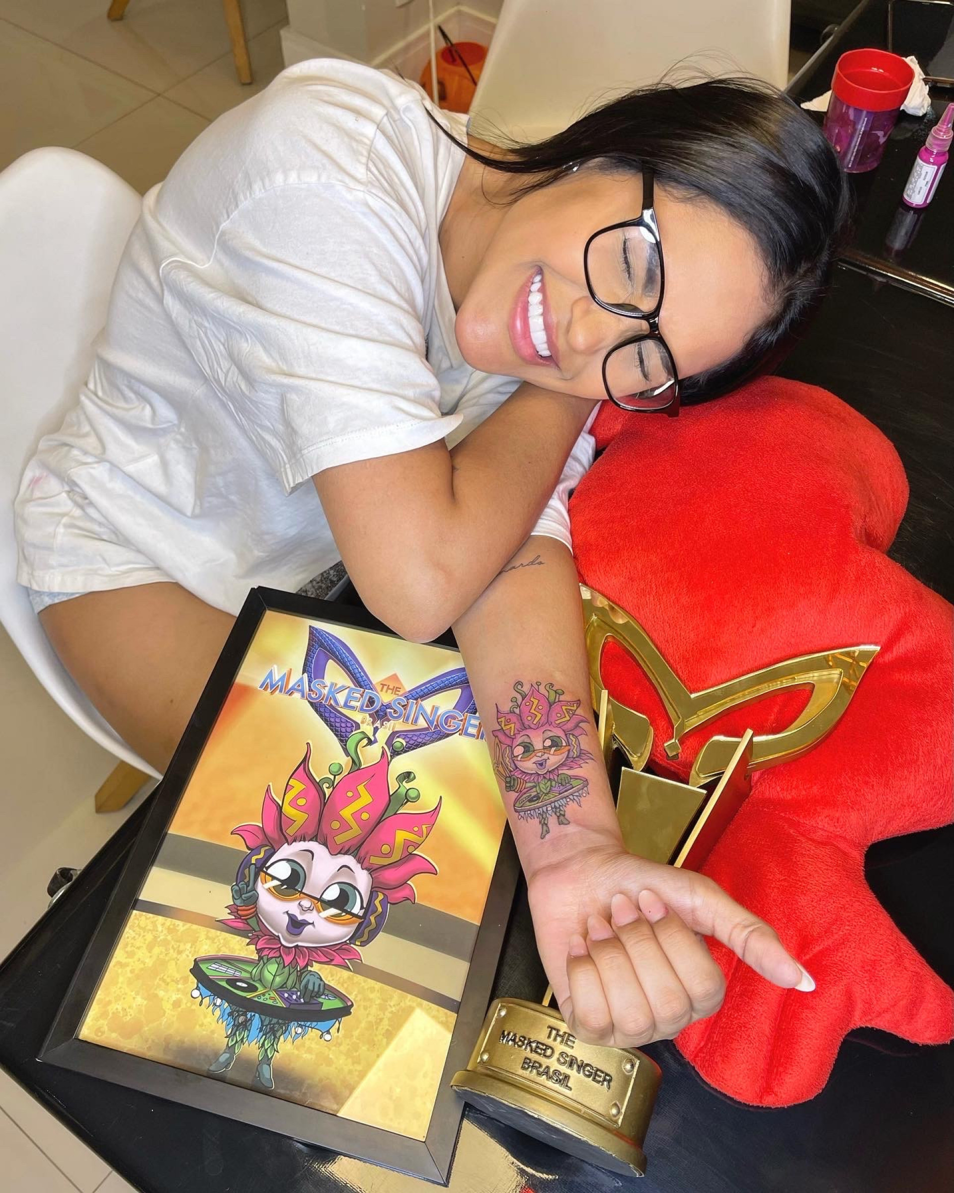 Flay tatuou a DJ Vitória-Régia, fantasia campeã do 'The Masked Singer' - Reprodução/Instagram
