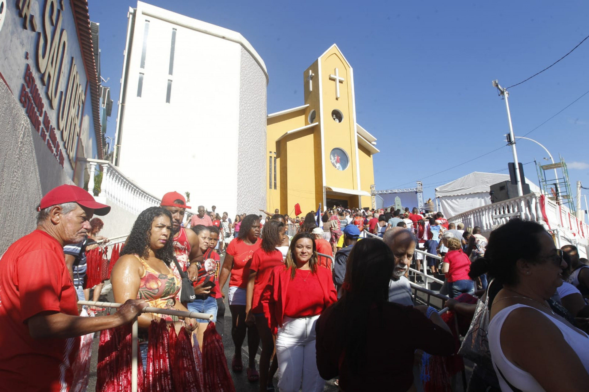 Fiéis lotam as ruas da Zona Norte em comemoração ao Dia de São Jorge - Reginaldo Pimenta / Agência O Dia