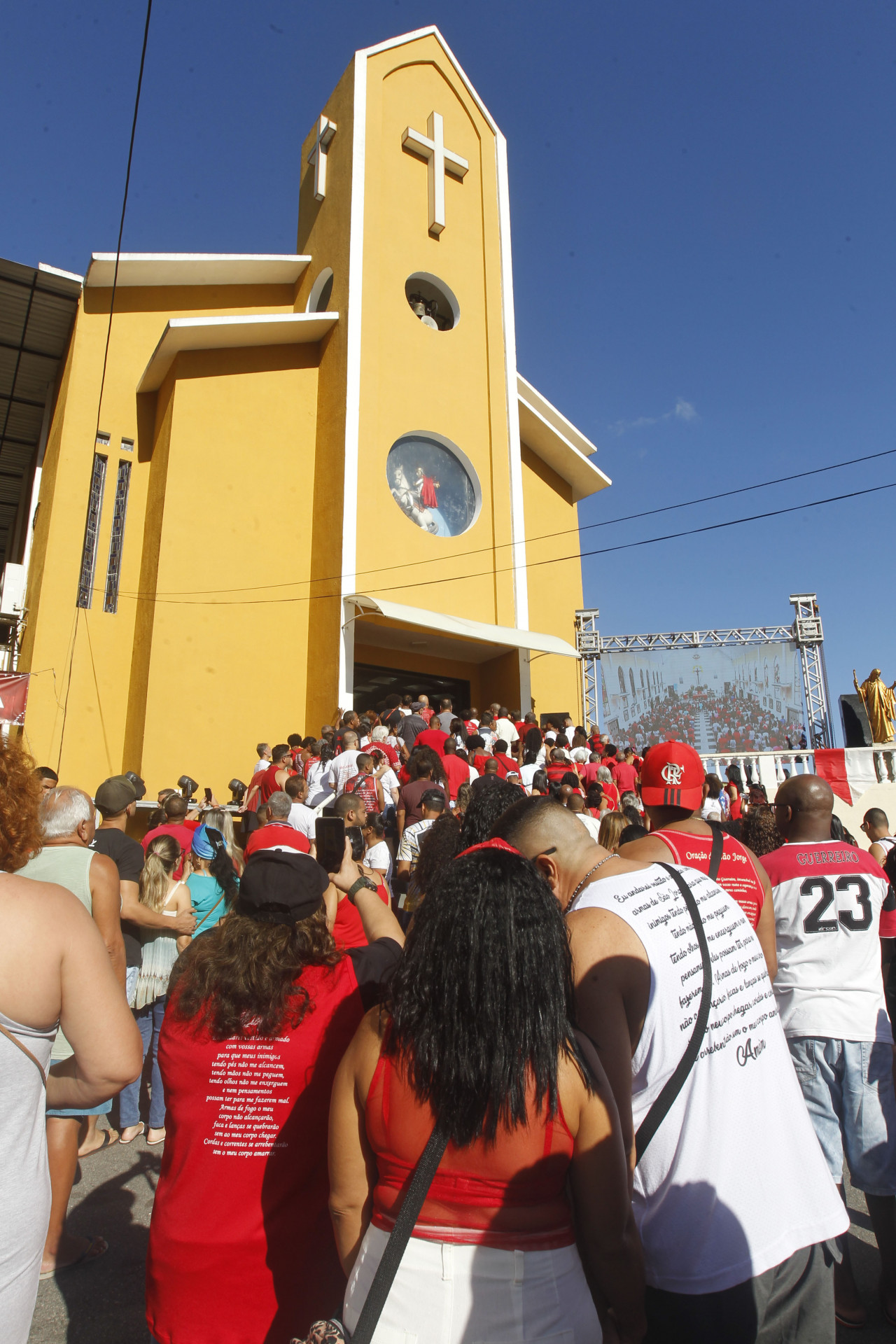 Movimenta&ccedil;&atilde;o na Igreja de S&atilde;o Jorge, em Quintino, Zona Norte do Rio - Reginaldo Pimenta/Ag&ecirc;ncia O Dia