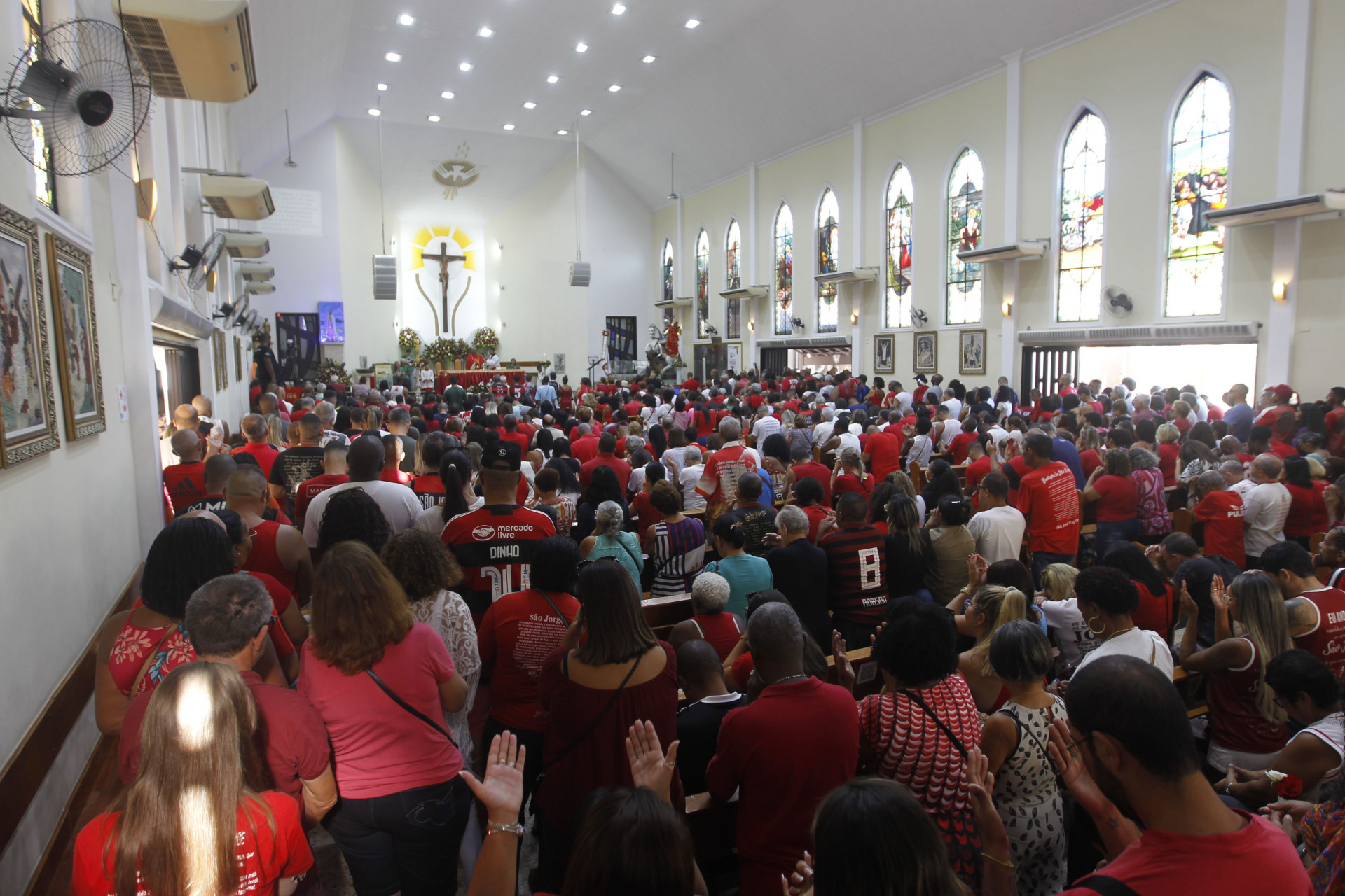 Movimenta&ccedil;&atilde;o na Igreja de S&atilde;o Jorge, em Quintino, Zona Norte do Rio - Reginaldo Pimenta/Ag&ecirc;ncia O Dia