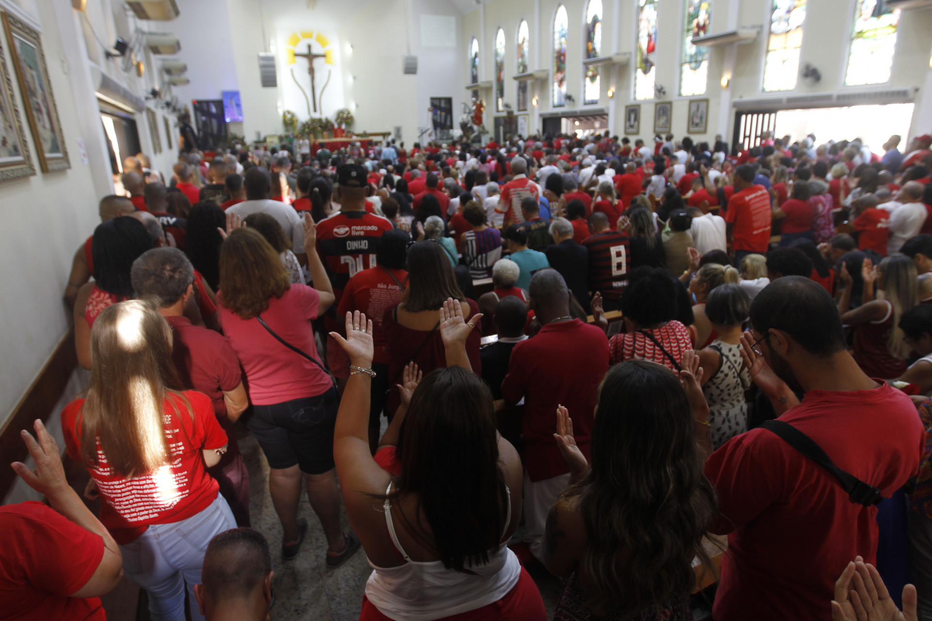 Movimenta&ccedil;&atilde;o na Igreja de S&atilde;o Jorge, em Quintino, Zona Norte do Rio - Reginaldo Pimenta/Ag&ecirc;ncia O Dia