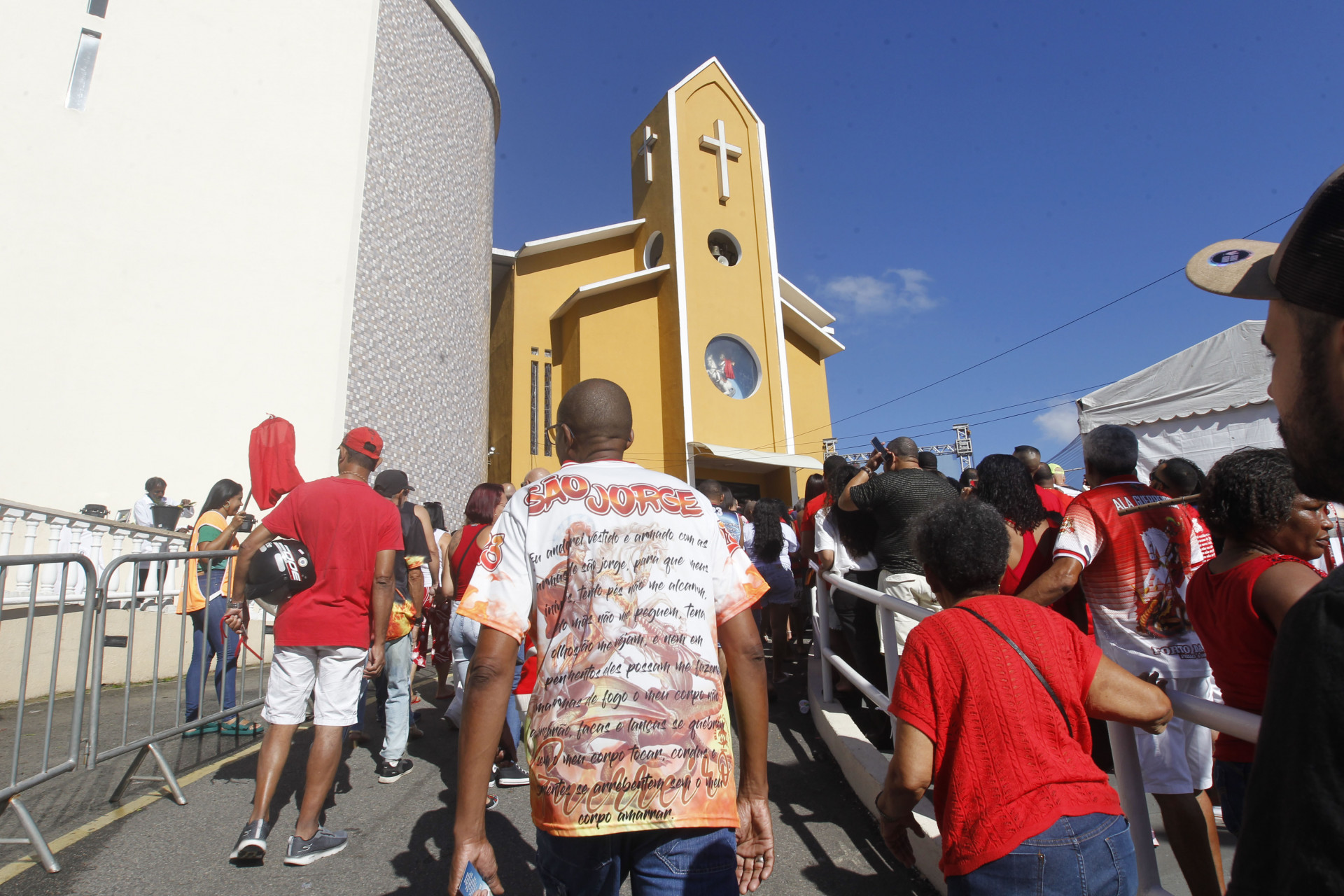 Movimenta&ccedil;&atilde;o na Igreja de S&atilde;o Jorge, em Quintino, Zona Norte do Rio - Reginaldo Pimenta/Ag&ecirc;ncia O Dia
