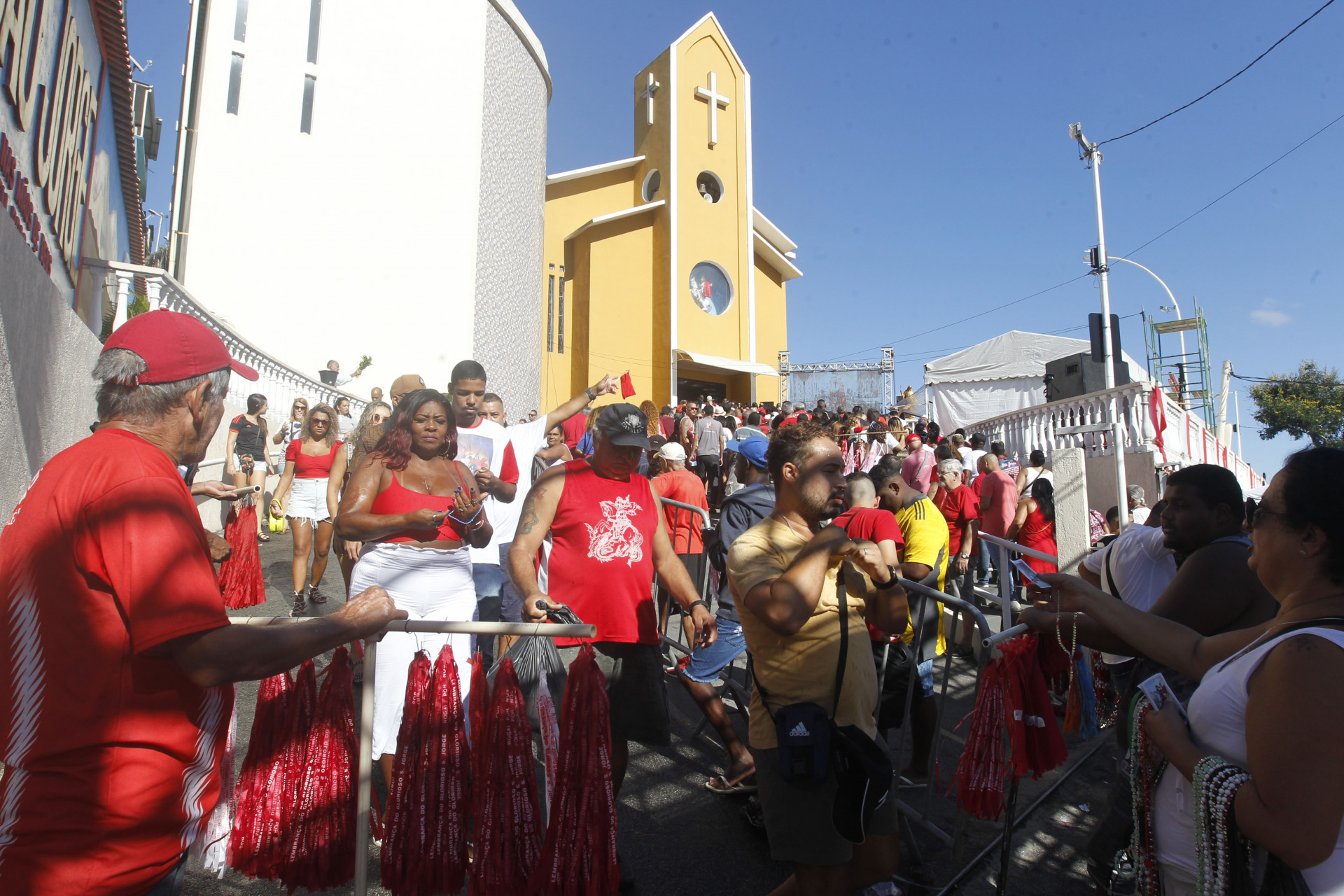 Movimenta&ccedil;&atilde;o na Igreja de S&atilde;o Jorge, em Quintino, Zona Norte do Rio - Reginaldo Pimenta/Ag&ecirc;ncia O Dia