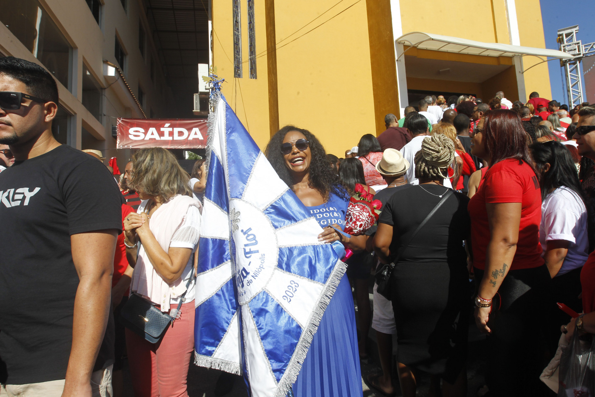 Porta-bandeira, Selminha Sorriso leva pavilh&atilde;o da Beija-Flor a Matriz de S&atilde;o Jorge, em Quintino, Zona Norte do Rio - Reginaldo Pimenta/Ag&ecirc;ncia O Dia