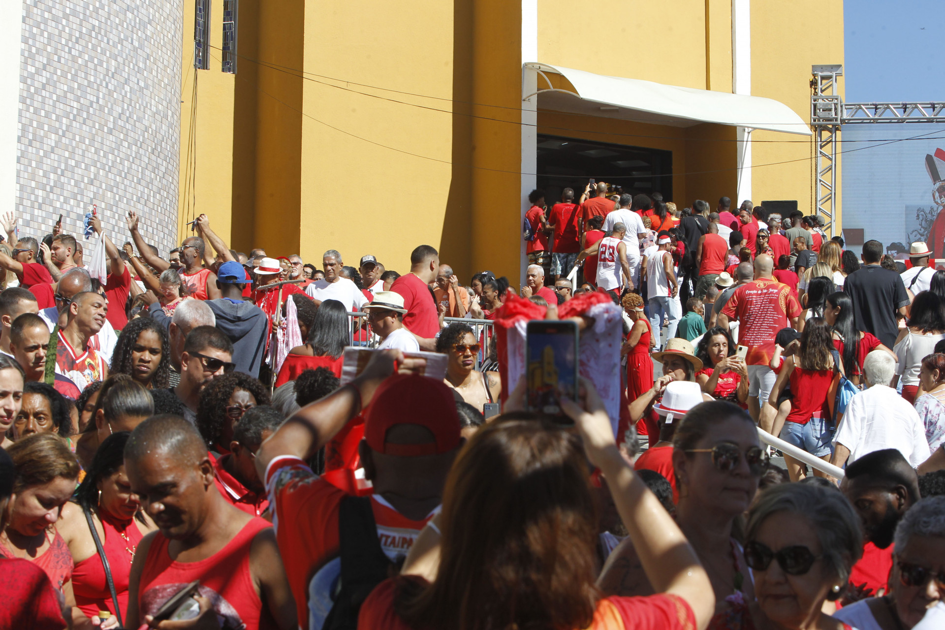Movimenta&ccedil;&atilde;o na Igreja de S&atilde;o Jorge, em Quintino, Zona Norte do Rio - Reginaldo Pimenta/Ag&ecirc;ncia O Dia