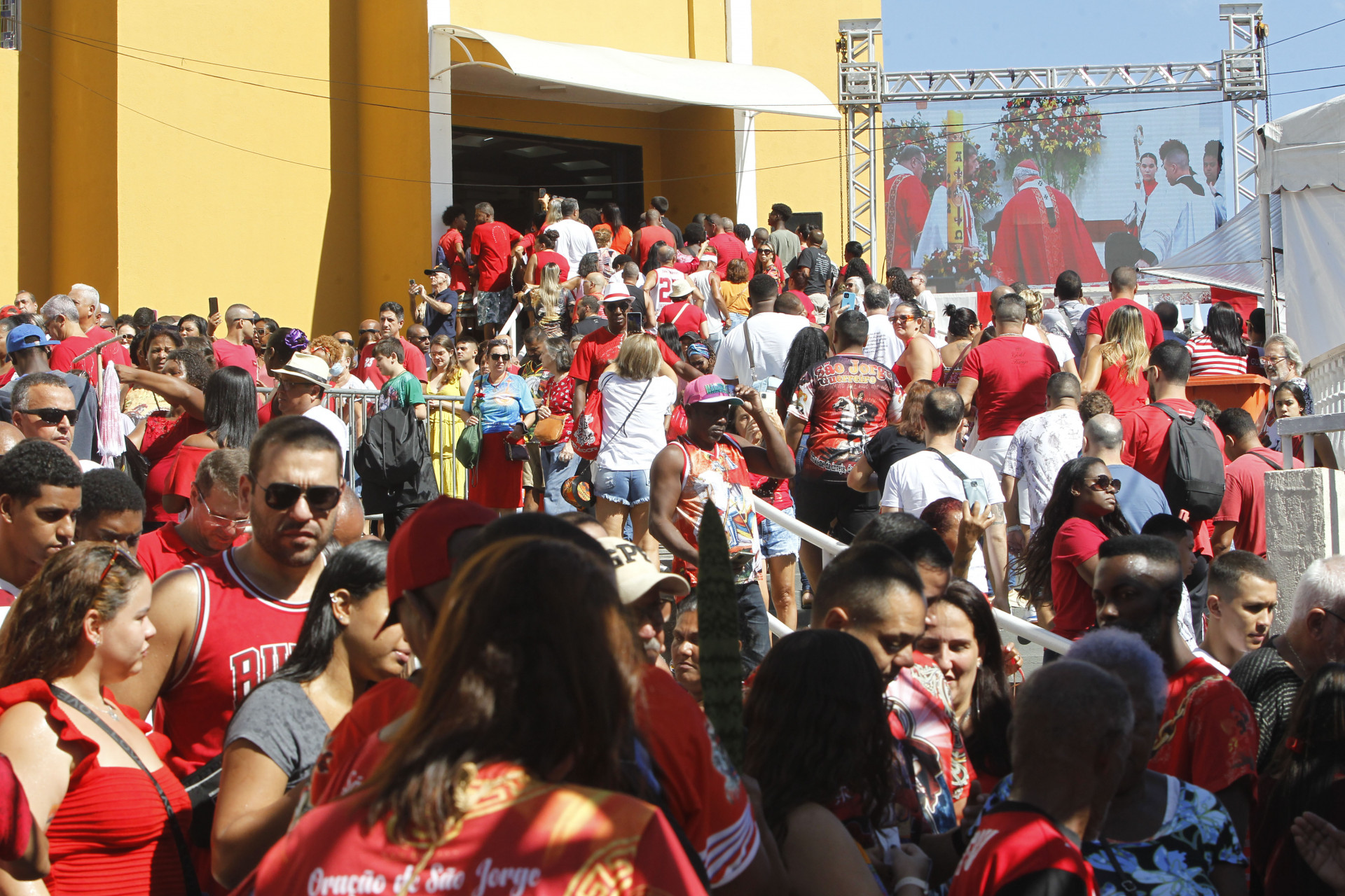 Movimenta&ccedil;&atilde;o na Igreja de S&atilde;o Jorge, em Quintino, Zona Norte do Rio - Reginaldo Pimenta/Ag&ecirc;ncia O Dia