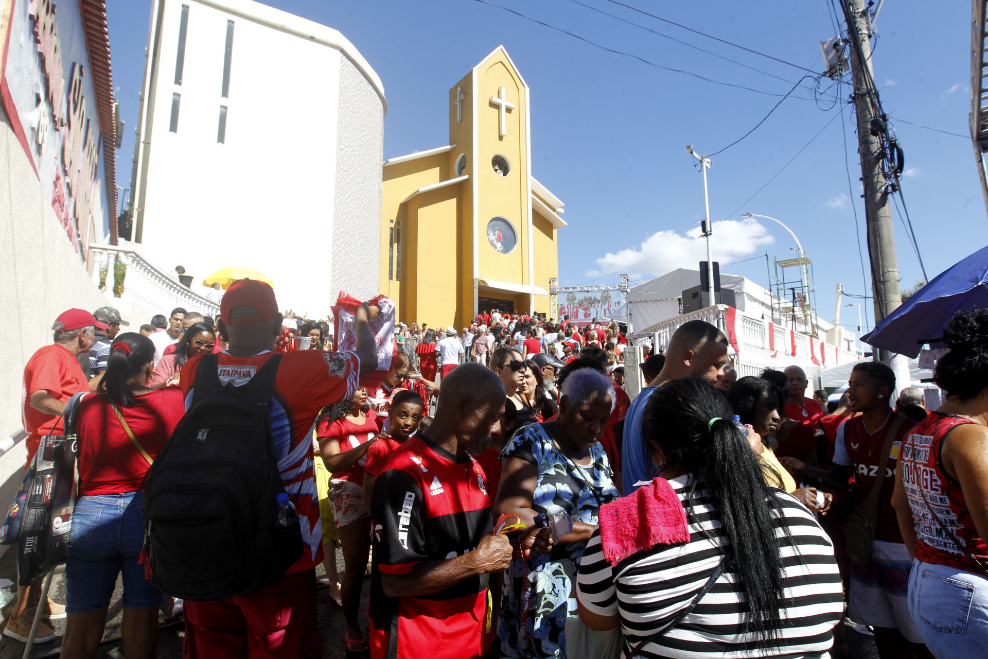 Movimenta&ccedil;&atilde;o na Igreja de S&atilde;o Jorge, em Quintino, Zona Norte do Rio - Reginaldo Pimenta/Ag&ecirc;ncia O Dia