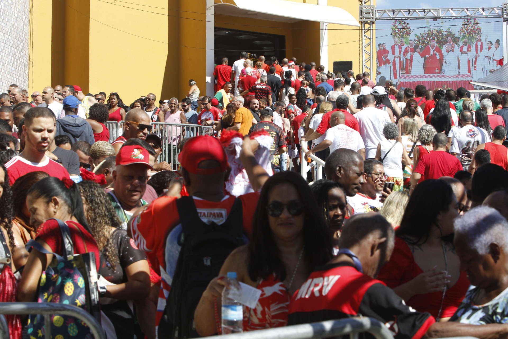 Movimenta&ccedil;&atilde;o na Igreja de S&atilde;o Jorge, em Quintino, Zona Norte do Rio - Reginaldo Pimenta/Ag&ecirc;ncia O Dia