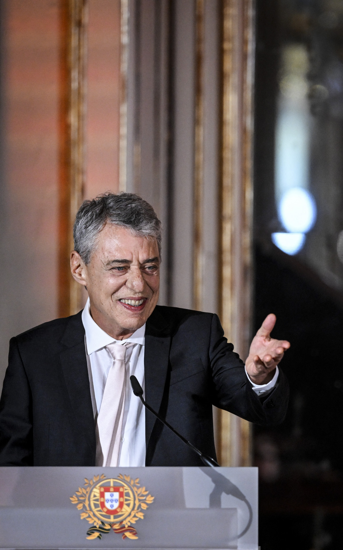 Chico Buarque recebe Prêmio Camões, em Portugal. Iniciativa é uma pareceria entre os governos de Brasil e Portugal que visa reconhecer autores de obras literárias