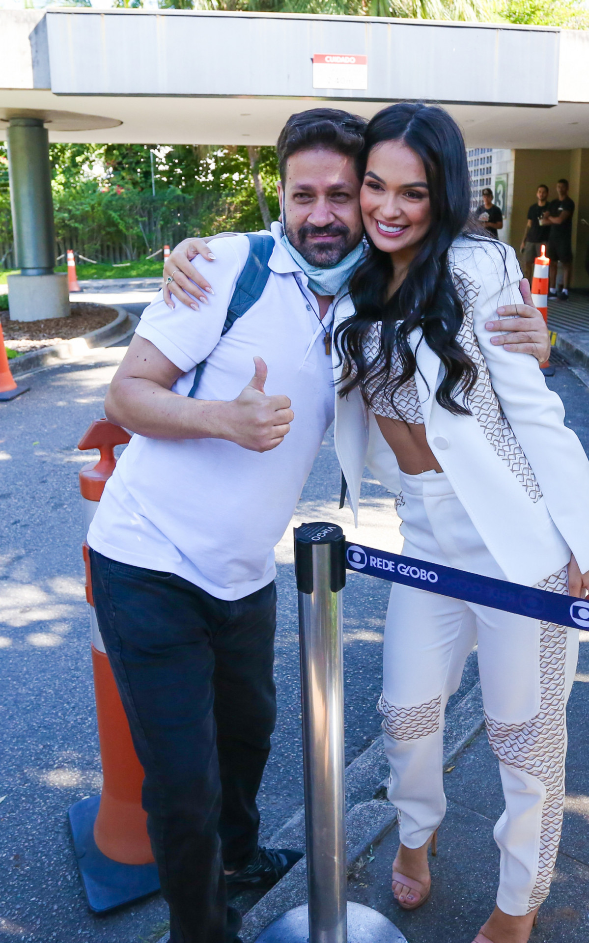 Larissa posa com fãs na porta dos Estúdios Globo
