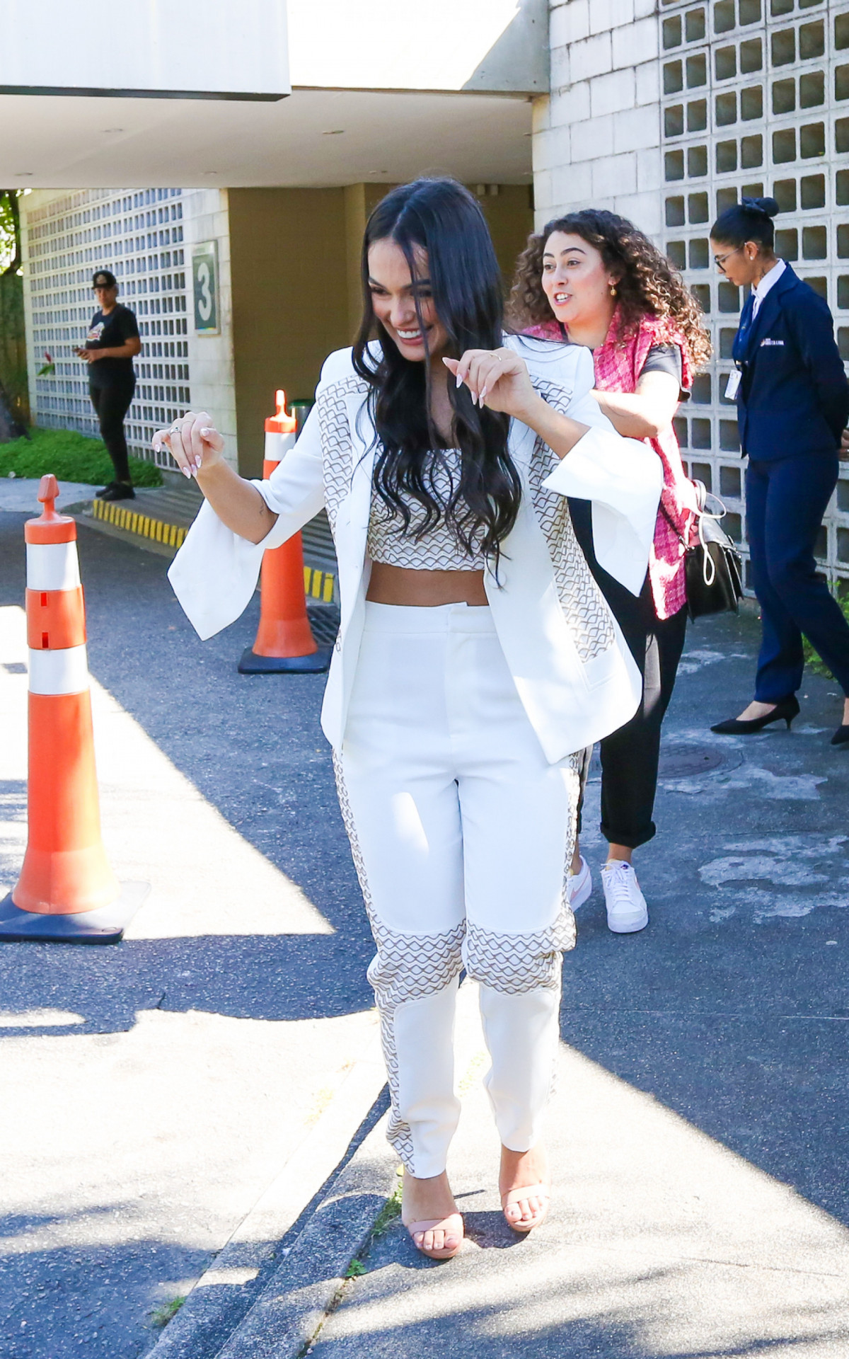 Larissa posa com fãs na porta dos Estúdios Globo