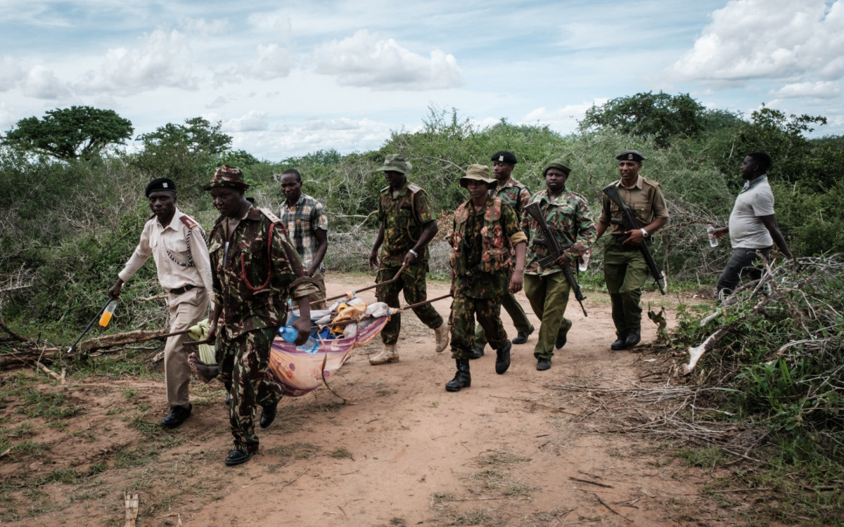 Policiais acreditam que devem encontrar mais corpos na floresta onde se reuniam os membros da seita - AFP