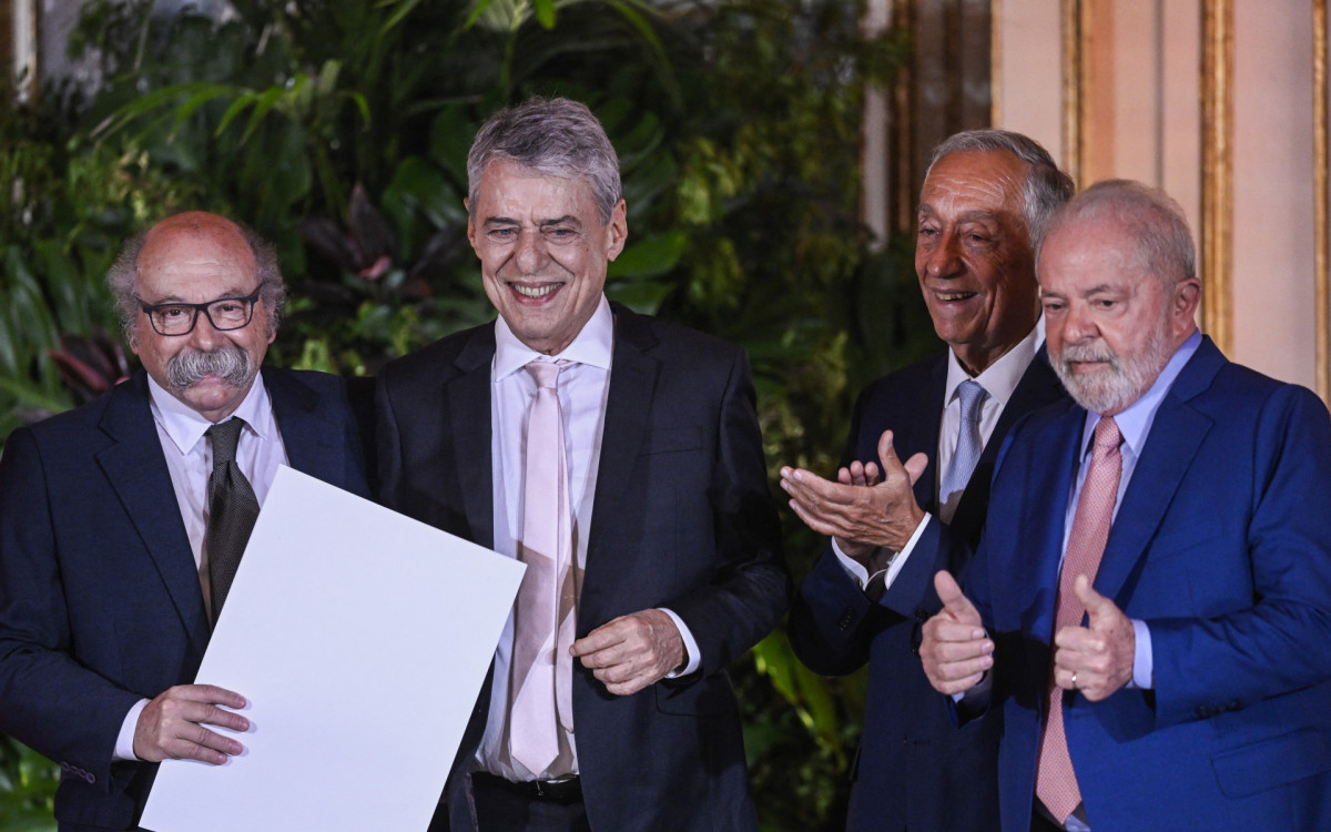 Chico Buarque recebe Prêmio Camões, em Portugal. Iniciativa é uma pareceria entre os governos de Brasil e Portugal que visa reconhecer autores de obras literárias