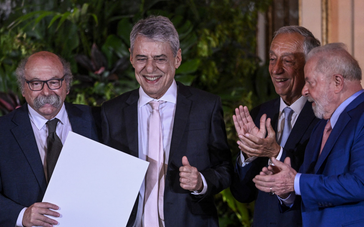 Chico Buarque recebe Prêmio Camões, em Portugal. Iniciativa é uma pareceria entre os governos de Brasil e Portugal que visa reconhecer autores de obras literárias