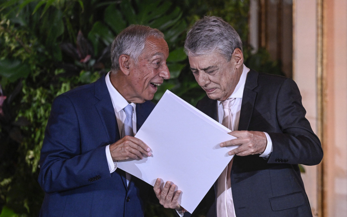 Chico Buarque recebe Prêmio Camões, em Portugal. Iniciativa é uma pareceria entre os governos de Brasil e Portugal que visa reconhecer autores de obras literárias