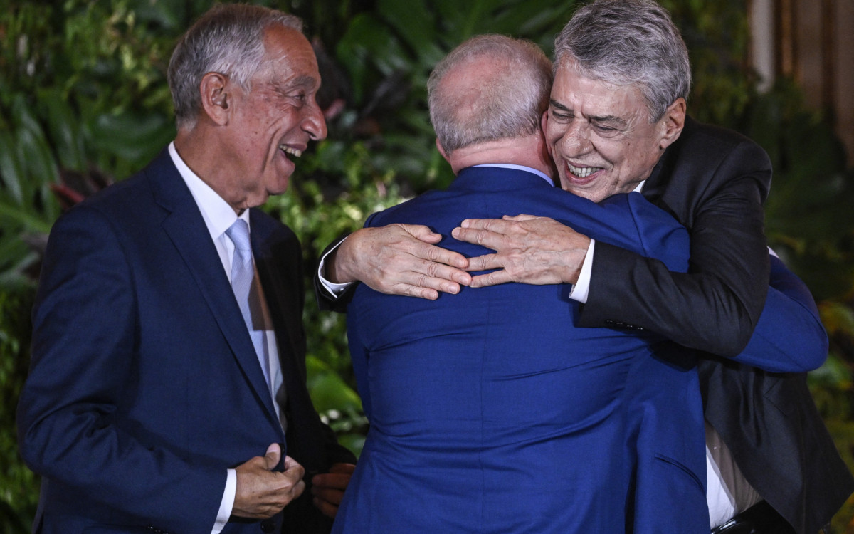 Chico Buarque recebe Prêmio Camões, em Portugal. Iniciativa é uma pareceria entre os governos de Brasil e Portugal que visa reconhecer autores de obras literárias