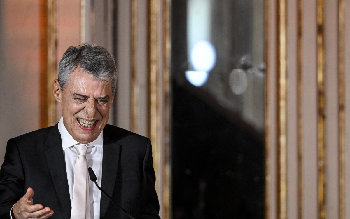 Chico Buarque recebe Prêmio Camões, em Portugal. Iniciativa é uma pareceria entre os governos de Brasil e Portugal que visa reconhecer autores de obras literárias