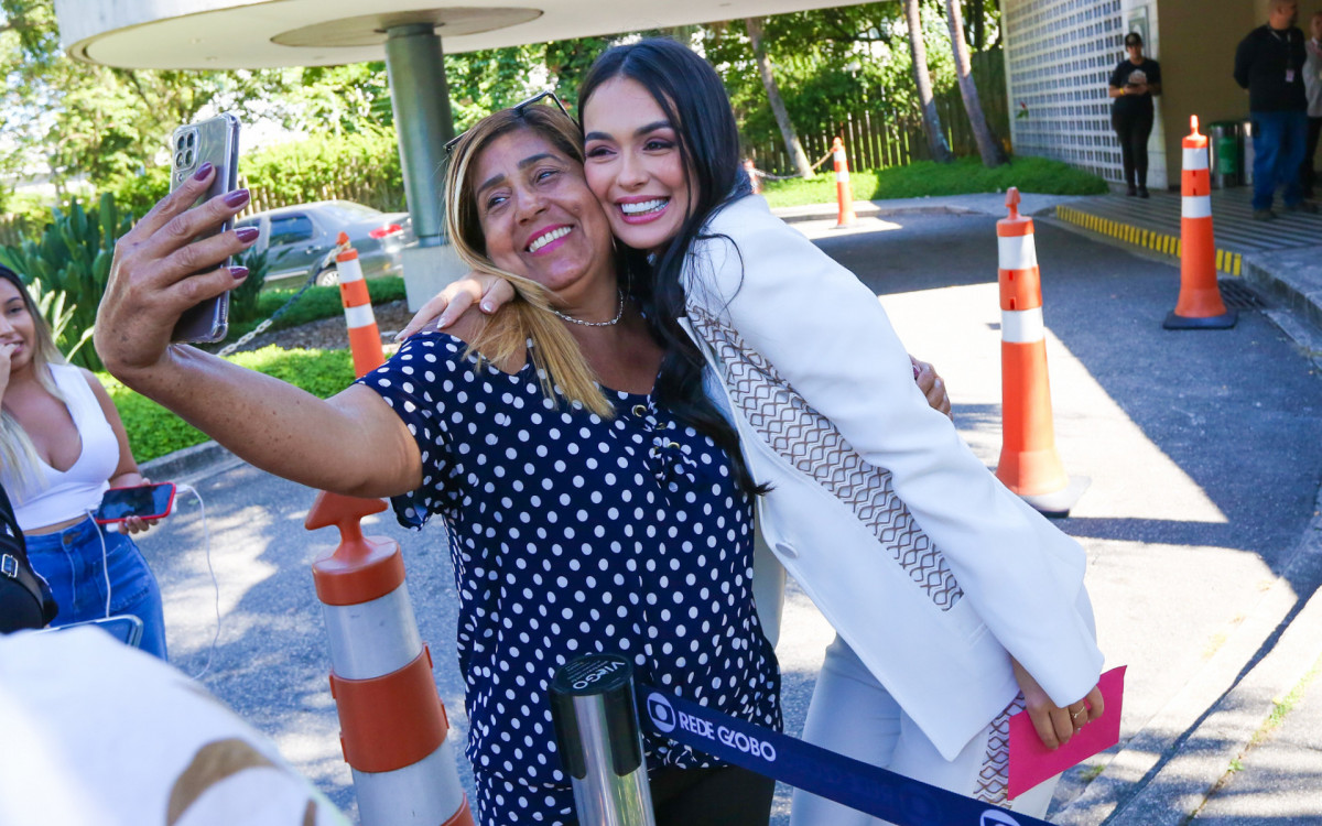 Larissa posa com fãs na porta dos Estúdios Globo