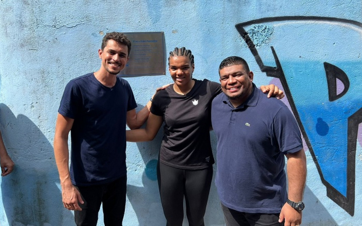 Salvino Oliveira, secretário da municipal da Juventude, Gabi Pessanha e o professor Márcio de Deus