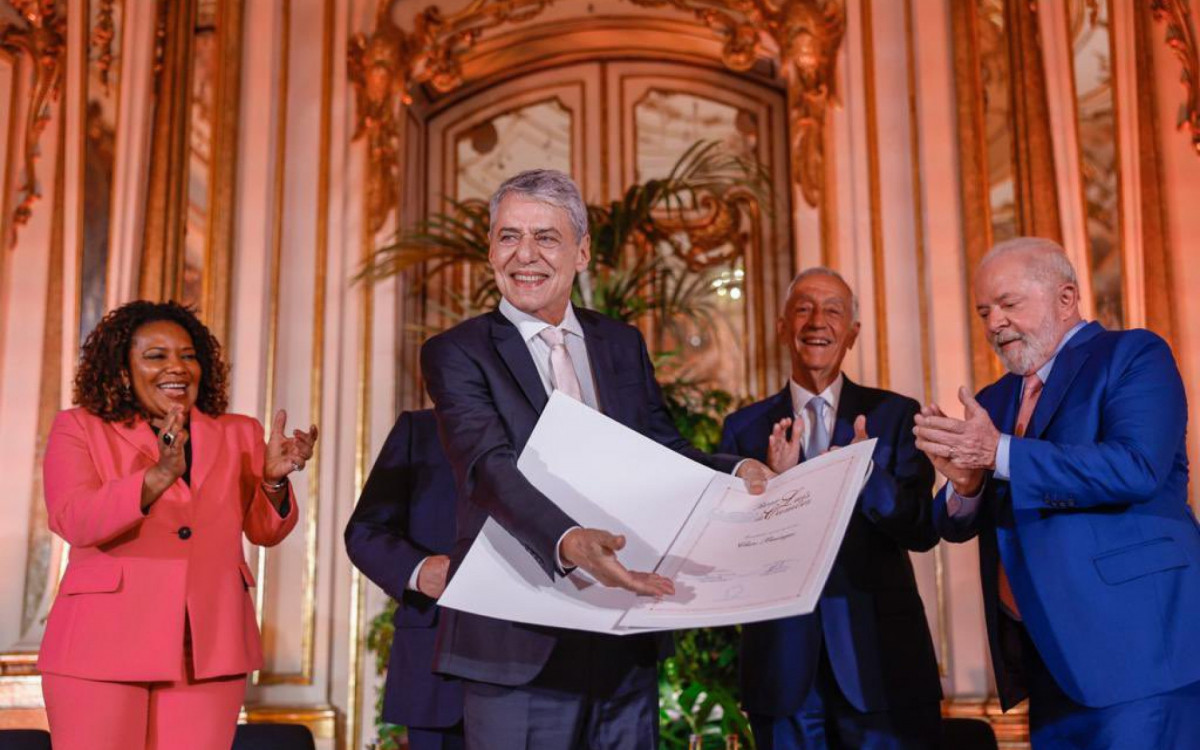 Chico Buarque recebe Pr&ecirc;mio Cam&otilde;es 