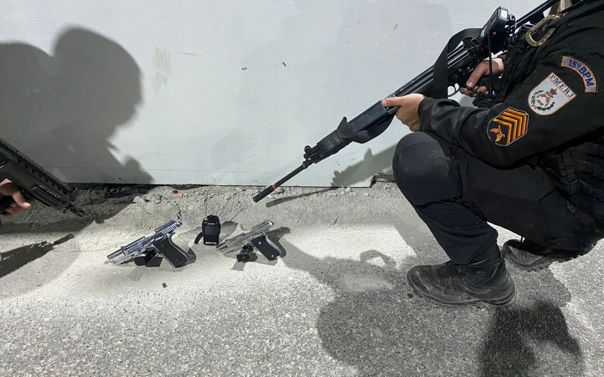 Duas pistolas e um r&aacute;dio transmissor foram apreendidos por policiais do 15&ordm; BPM (Duque de Caxias) em ocorr&ecirc;ncia no Parque das Miss&otilde;es, na Baixada Fluminese