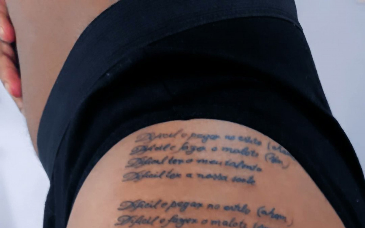 F&atilde; tatuou a letra de 'Sou M&aacute;' e publicou nas redes sociais