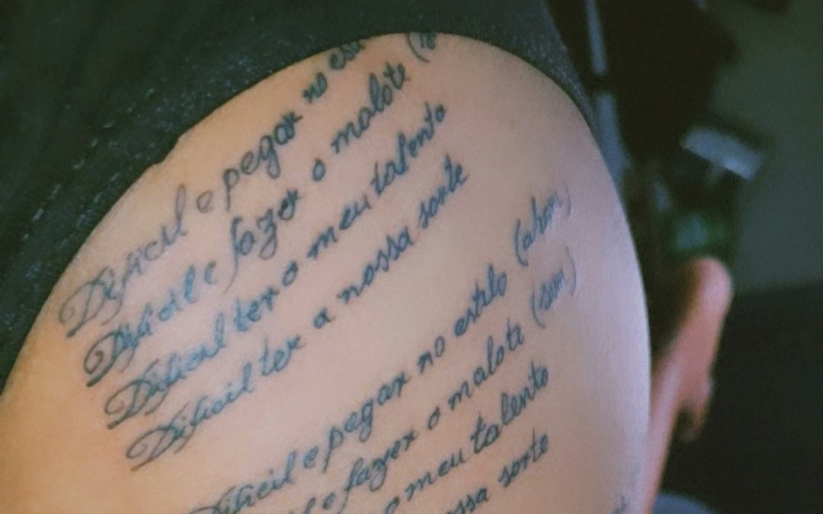 F&atilde; tatuou a letra de 'Sou M&aacute;' e publicou nas redes sociais