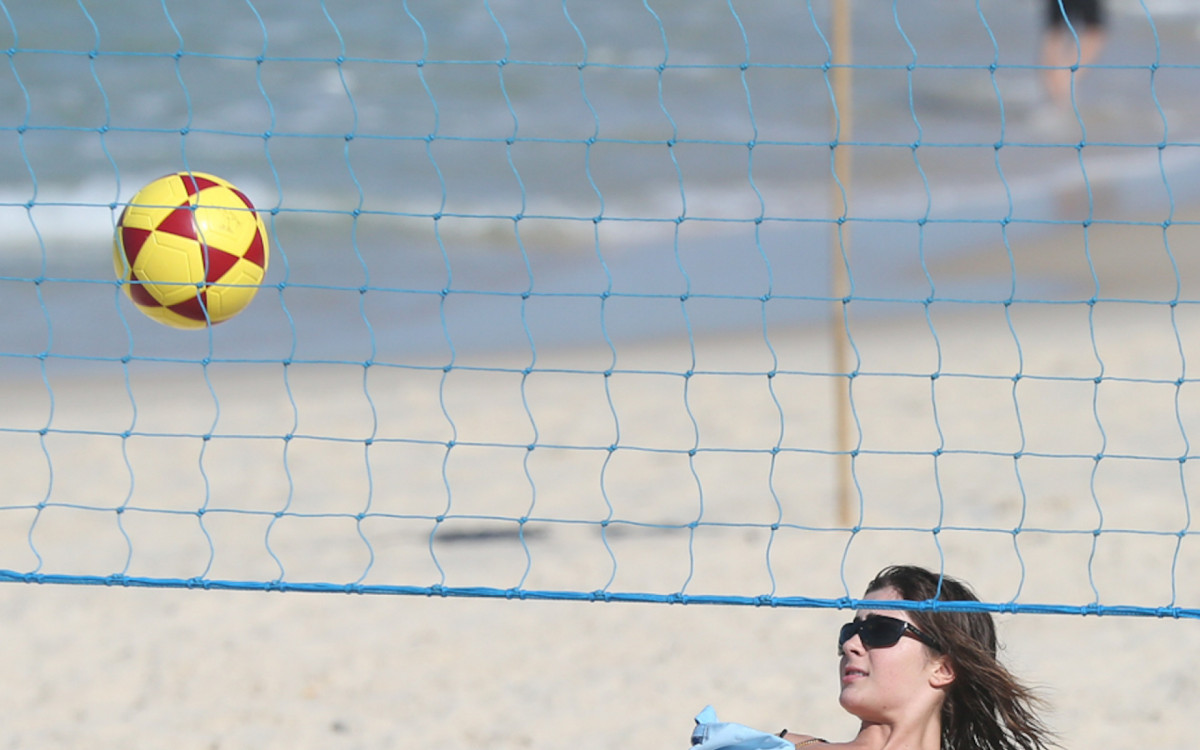 Jade Picon joga futevôlei em dia de sol na Praia da Barra da Tijuca, na Zona Oeste do Rio, nesta segunda-feira