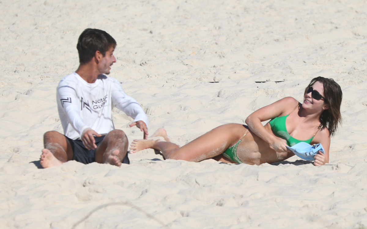 Jade Picon joga futevôlei em dia de sol na Praia da Barra da Tijuca, na Zona Oeste do Rio, nesta segunda-feira