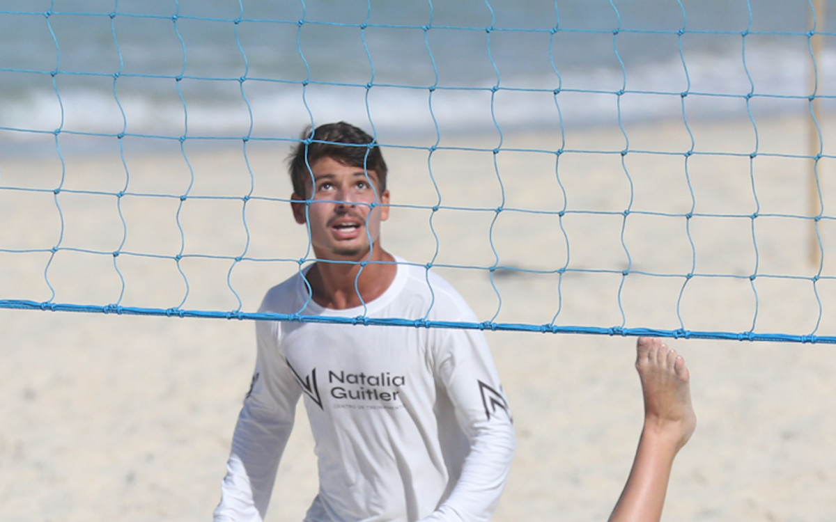 Jade Picon joga futevôlei em dia de sol na Praia da Barra da Tijuca, na Zona Oeste do Rio, nesta segunda-feira