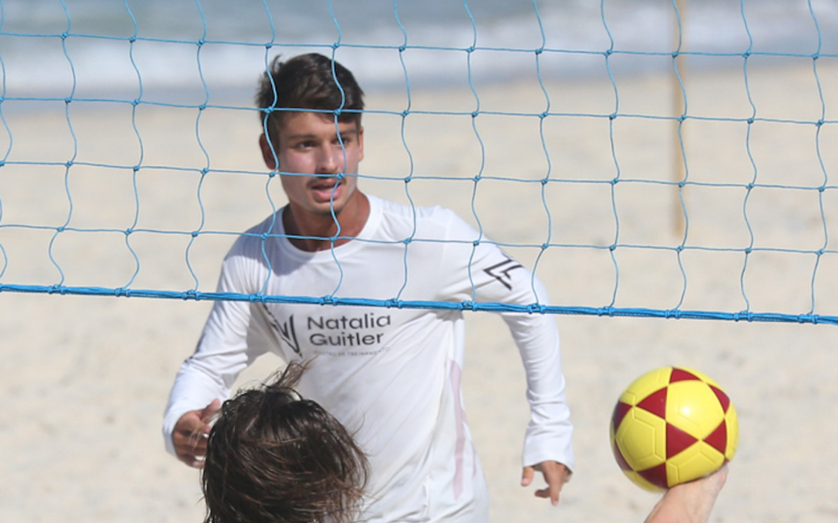 Jade Picon joga futevôlei em dia de sol na Praia da Barra da Tijuca, na Zona Oeste do Rio, nesta segunda-feira