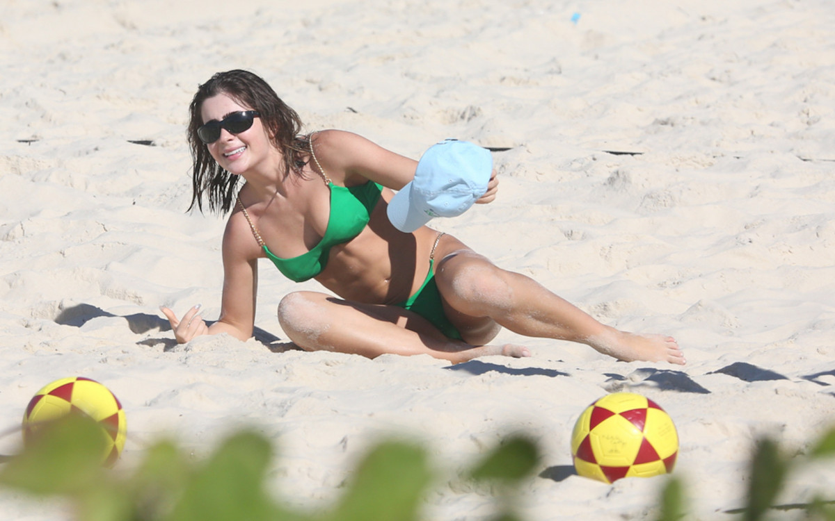 Jade Picon joga futevôlei em dia de sol na Praia da Barra da Tijuca, na Zona Oeste do Rio, nesta segunda-feira