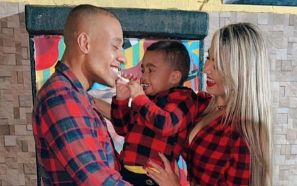 Mussunzinho e Karoline Menezes com o filho, Tom
