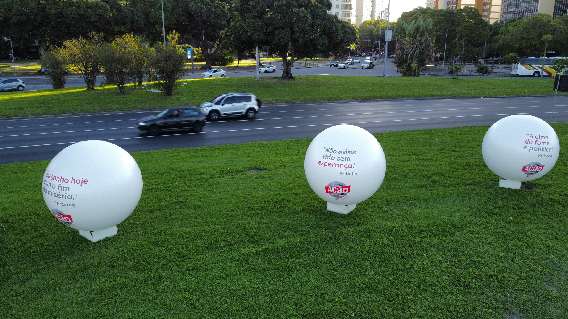 Balões com frases do sociólogo Betinho foram espalhados em diversos bairros do Rio e em Duque de Caxias - Divulgação / Alexandre Mota / Ação da Cidadania