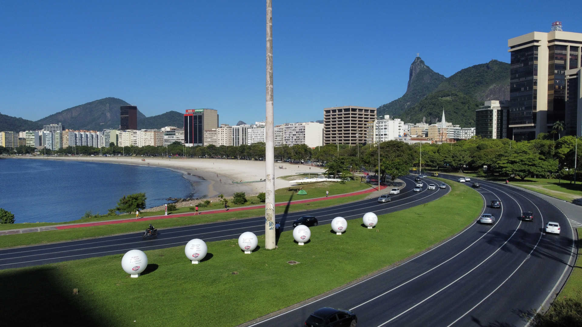 Balões com frases do sociólogo Betinho foram espalhados em diversos bairros do Rio e em Duque de Caxias - Divulgação / Alexandre Mota / Ação da Cidadania